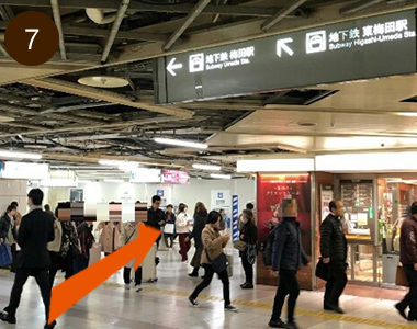 「地下鉄東梅田駅」方面（斜め右）に進む。