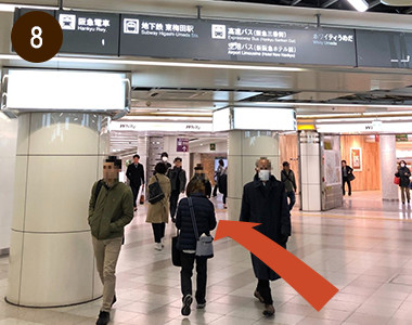円柱の間を通り、「地下鉄東梅田駅」方向へ進む。