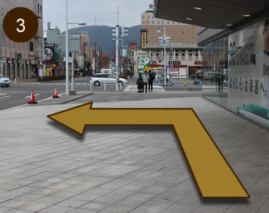 ③JR函館駅、中央口を出て右へ進み、最初の角を左に曲がります。