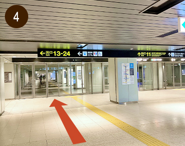 ④地下鉄さっぽろ駅の改札口を過ぎて地下歩行空間（チカホ）に進みます。