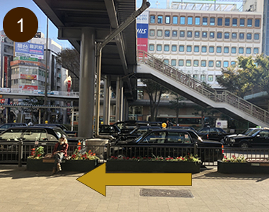 JR藤沢駅南口を出て左斜め方向を目指します。（正面にバスターミナル・百貨店がございます）