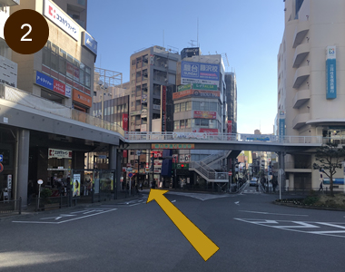 歩道橋下に「南口本通り商店会」と書かれた看板がございます。